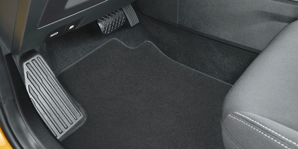 Protege el tapizado original interior de tu Chevrolet Aveo Hatchback 2025 con tapetes de alfombra