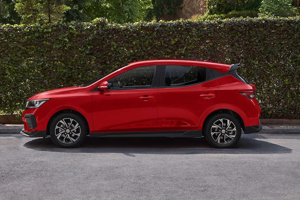  Imagen lateral Chevrolet Aveo Hatchback 2025, nuevo auto compacto 4 puertas con rines de 15 pulgadas en aluminio bitono
