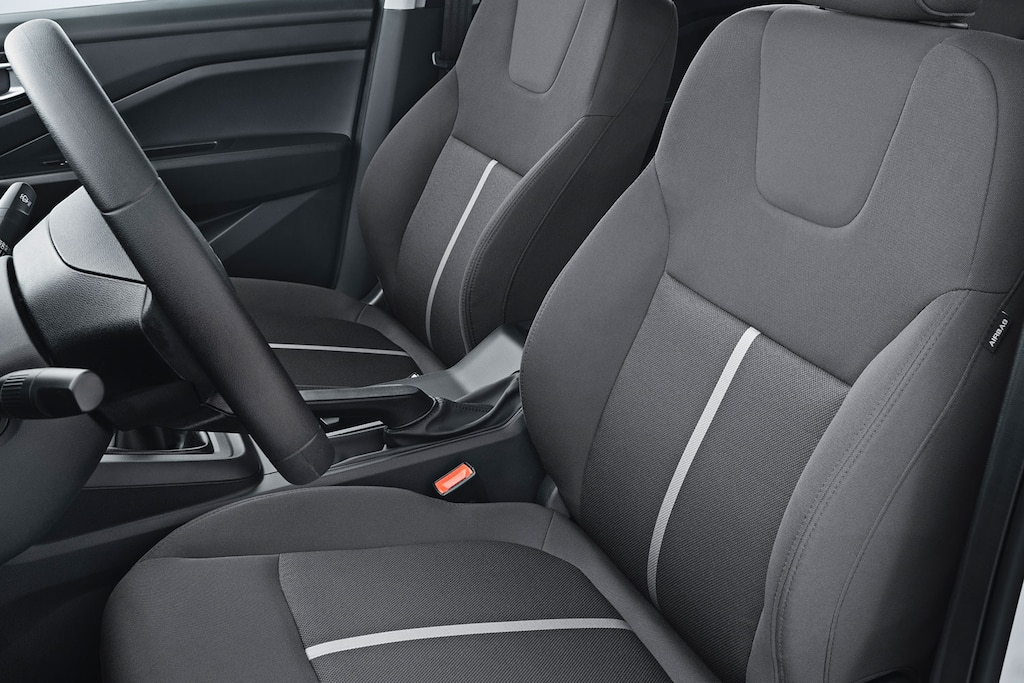 Nuevo Chevrolet Aveo Hatchback 2025, con asientos en tela negra combinación de materiales y tablero color gris
