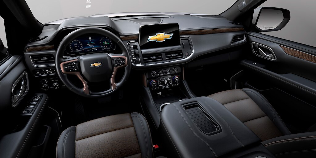 Diseño interior y elegante de Chevrolet Tahoe 2023 con consola central de tapa y sonido BOSE