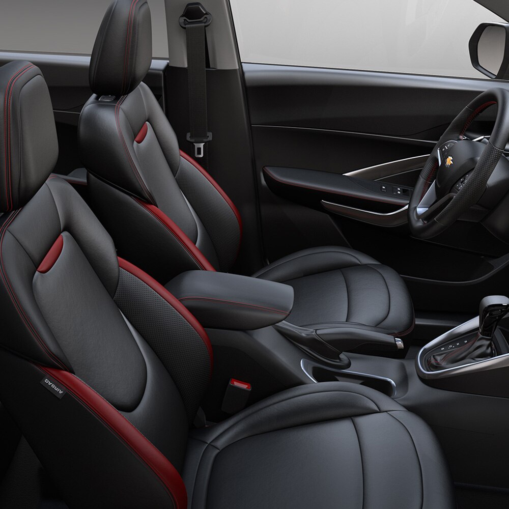 Espacioso interior de Chevrolet Groove 2025 con asientos forrados en tacto piel color negro