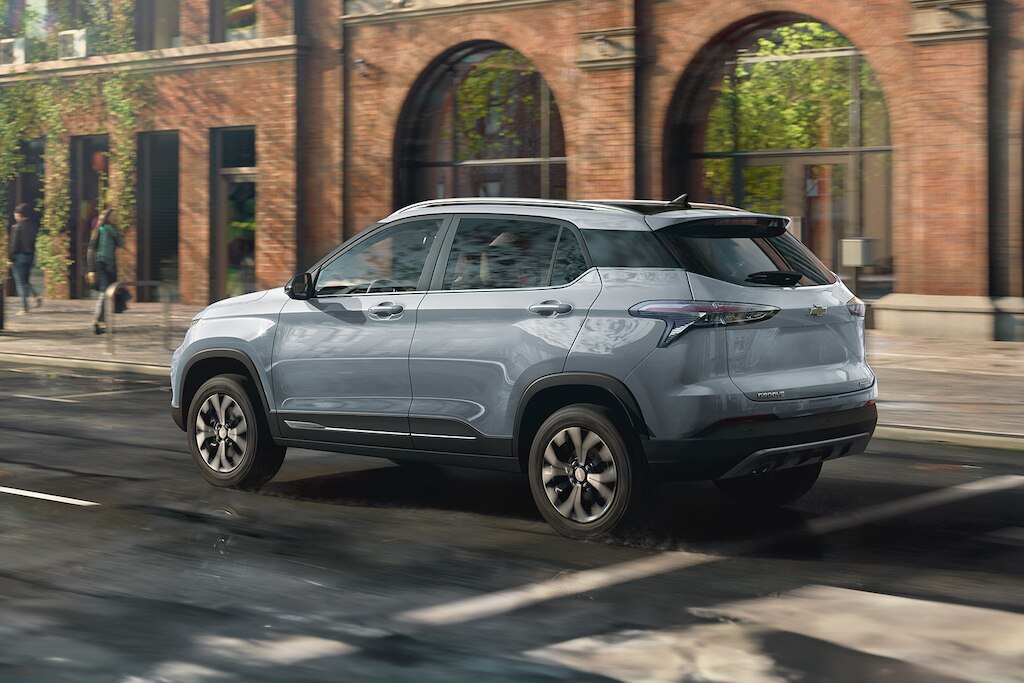 Chevrolet Groove 2025 con antena acabado "aleta de tiburón" y lámparas traseras con luz indicadora de reversa