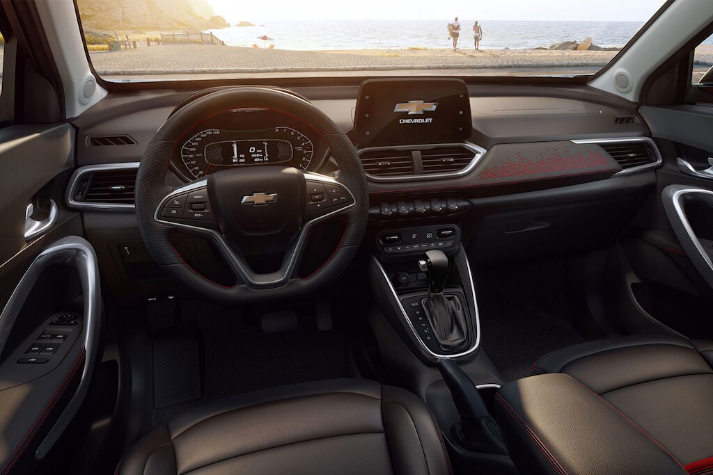 Moderno diseño interior de Chevrolet Groove 2025 con volante multifunción y comodidad para tu familia