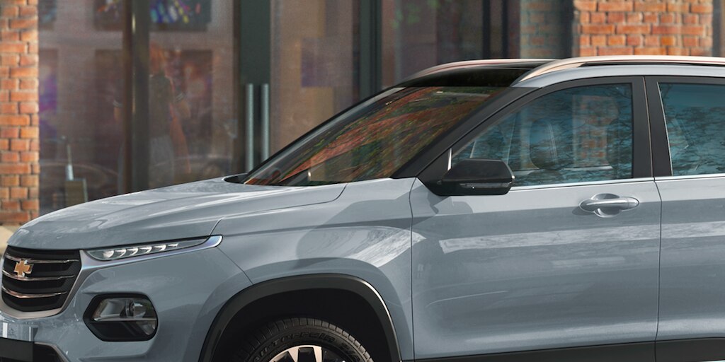 Nueva camioneta pequeña Chevrolet Groove 2025 con parrilla deportiva, contorno plateado y luces diurnas LED