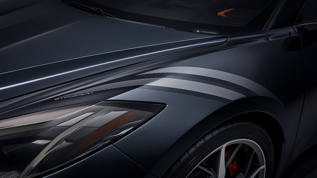 Calcomanía para salpicadera con detalles plateados de Chevrolet Corvette Stingray 2024