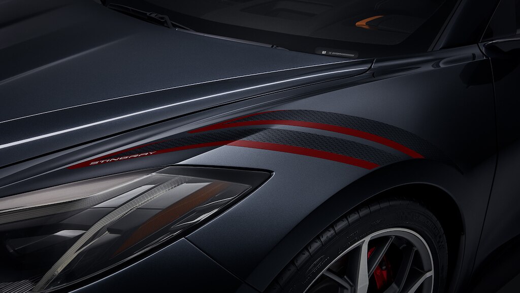 Calcomanía para salpicadera con detalles en color rojo de Chevrolet Corvette Stingray 2024