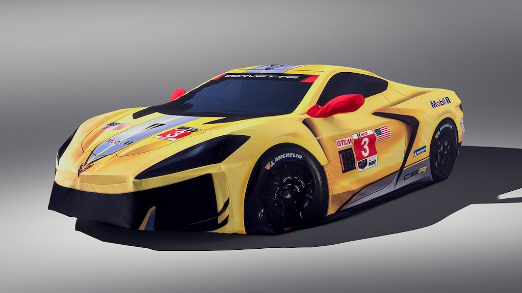 Cubierta de coche en amarillo con diseño C8R para Chevrolet Corvette Z06 2024