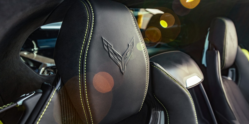 Chevrolet Corvette Z06 2025, detalles y acabados internos con materiales de alta calidad y diseño deportivo