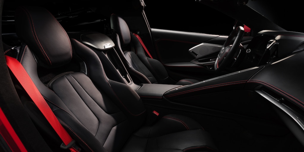 Chevrolet Corvette 2025 con insertos de gamuza en los interiores